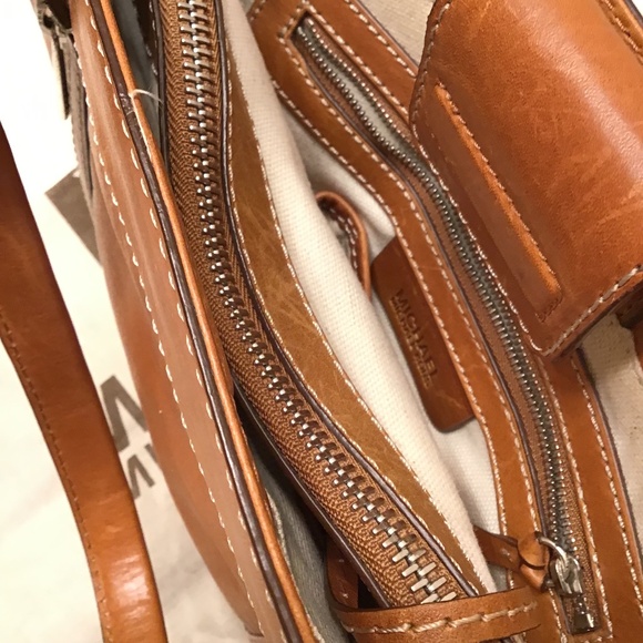 MICHAEL KORS LEATHER LARGE MESSENGER SATCHEL - Picture 13 of 16